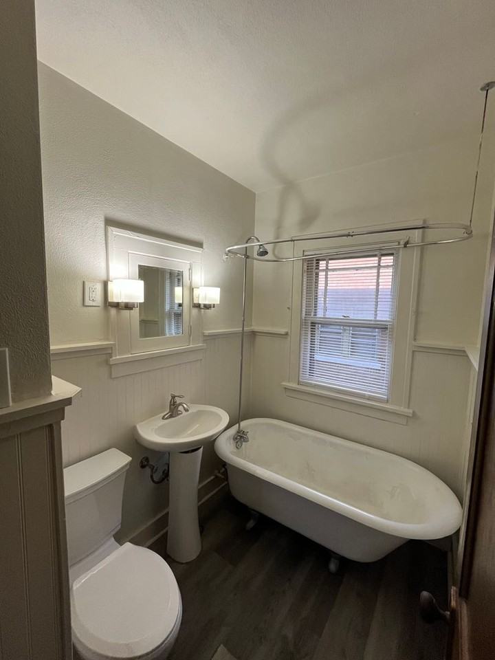 Summit St 409-411 - Photo 2 of 8