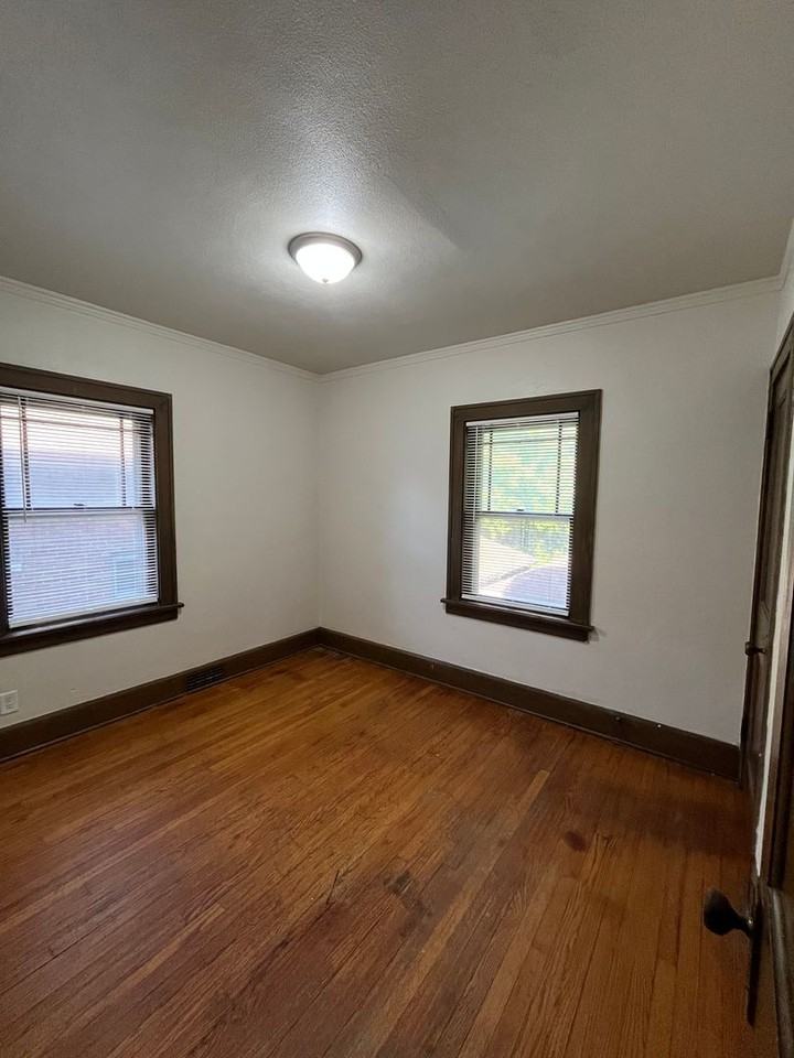 Summit St 409-411 - Photo 3 of 8