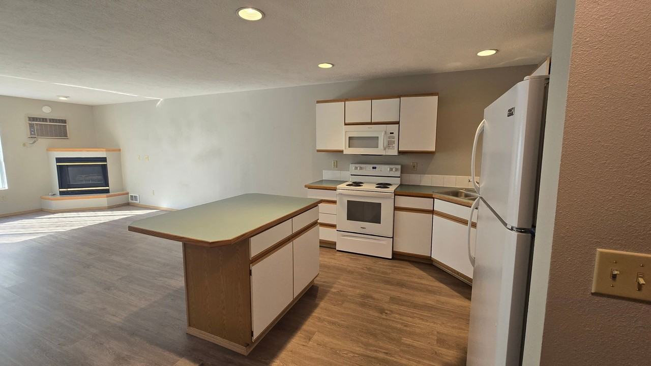 950 South Ash - Photo 6 of 37