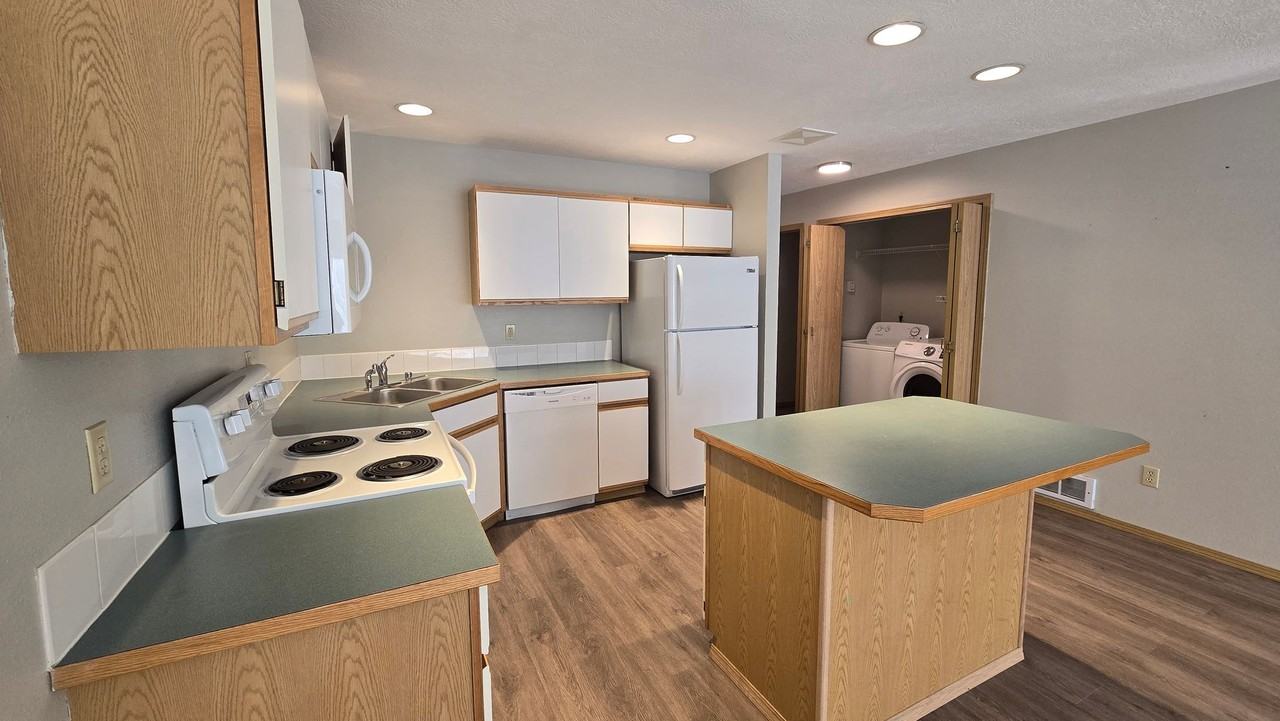 950 South Ash - Photo 7 of 37