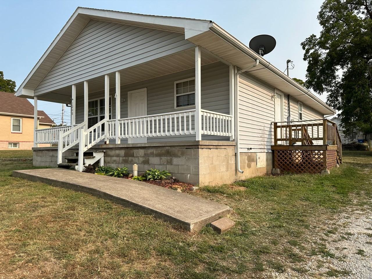1208 Grove St - Photo 2 of 16