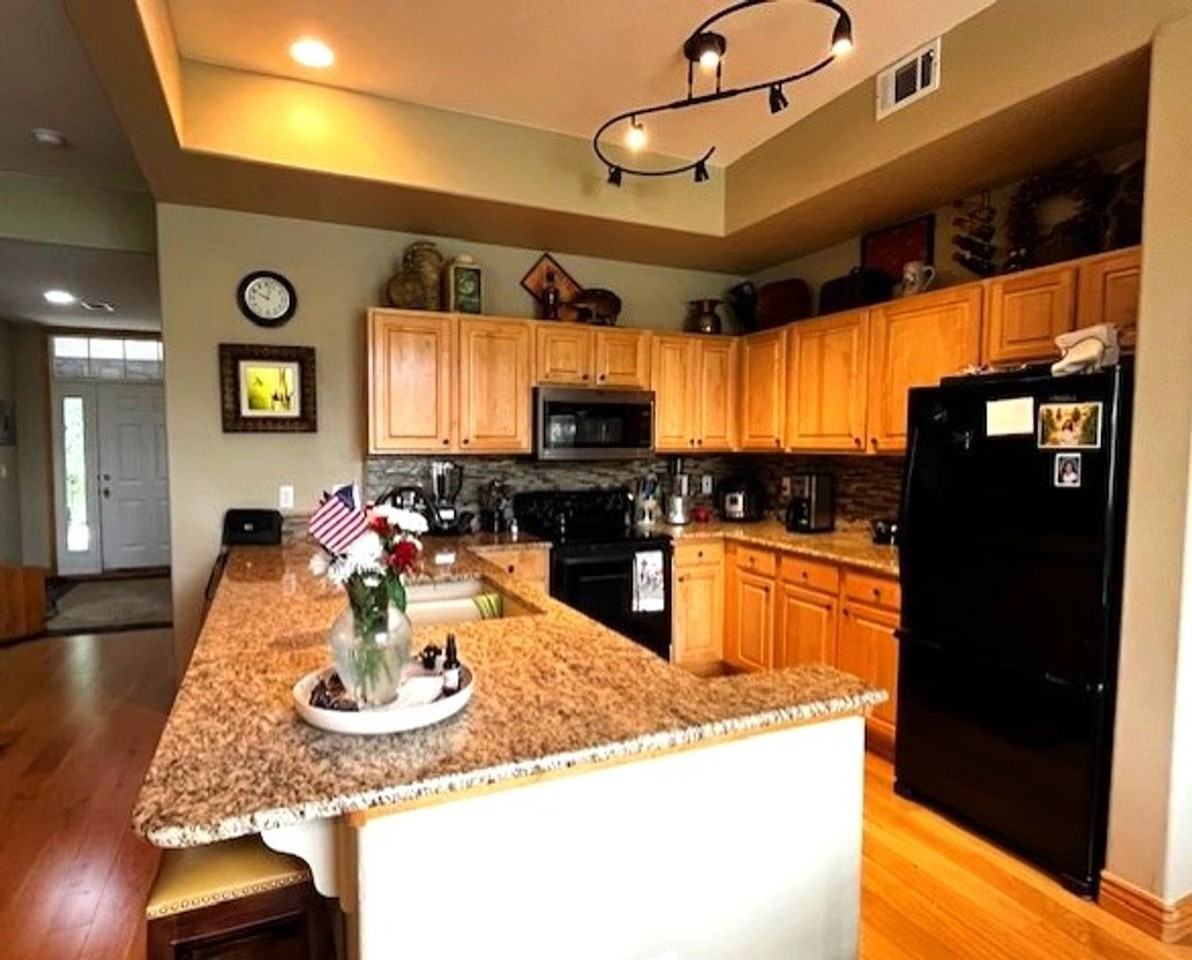 174 Robin Dr - Photo 3 of 32