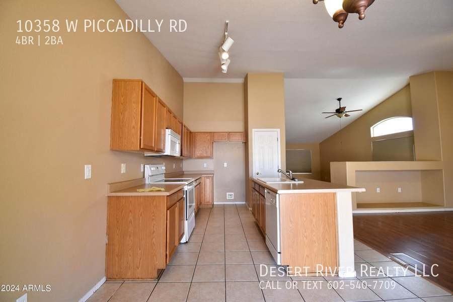 10358 W Piccadilly Rd - Photo 3 of 20