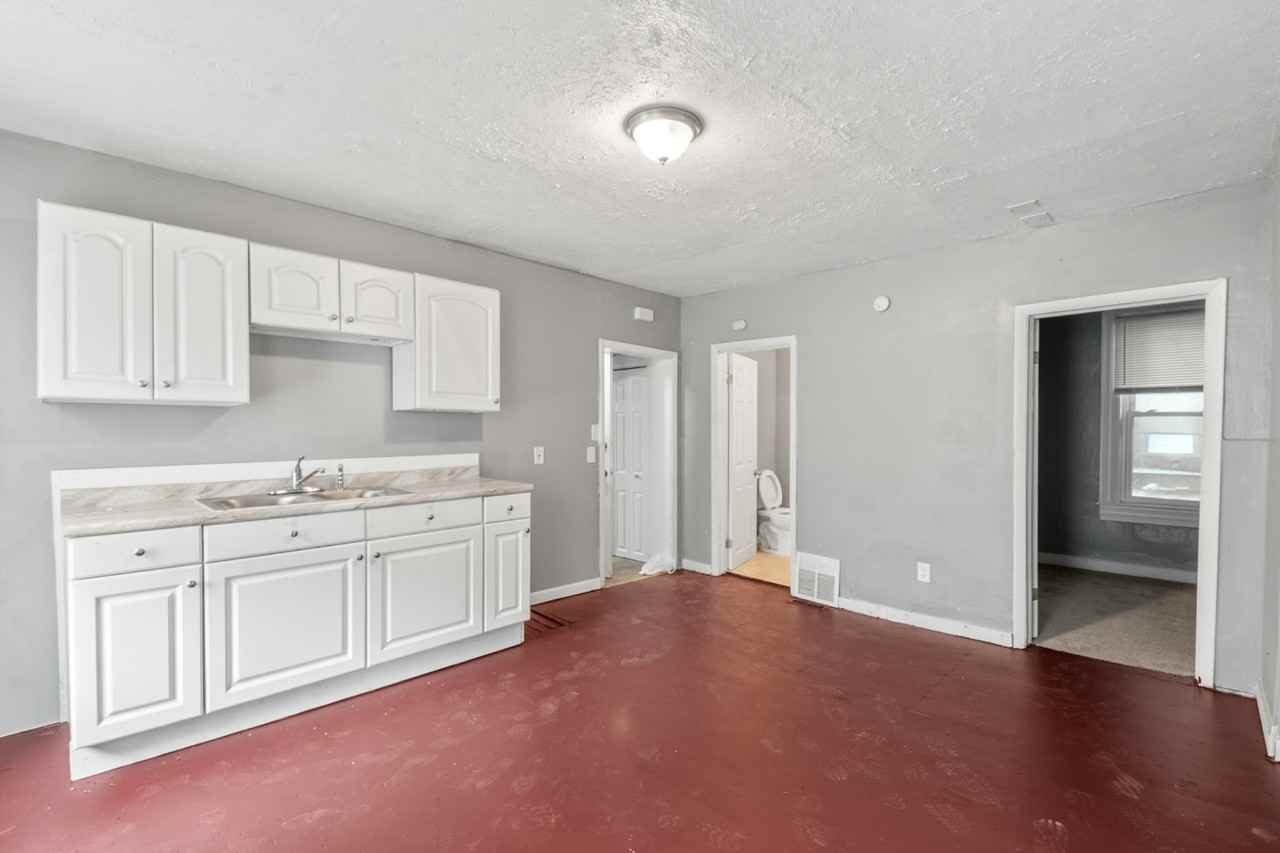1427 East 61st Street, Unit B - Photo 3 of 25