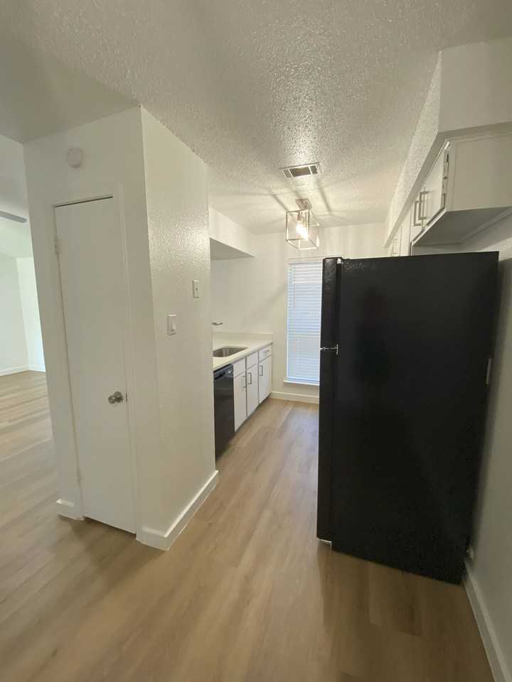 St. Edwards Place Apartments - Photo 4 of 16