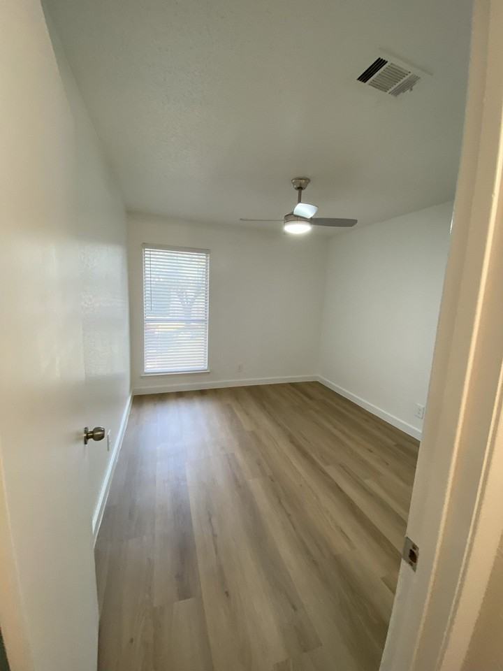 St. Edwards Place Apartments - Photo 6 of 16