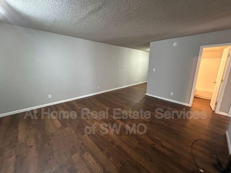 712 E Sunshine St #D20 - Photo 2 of 7