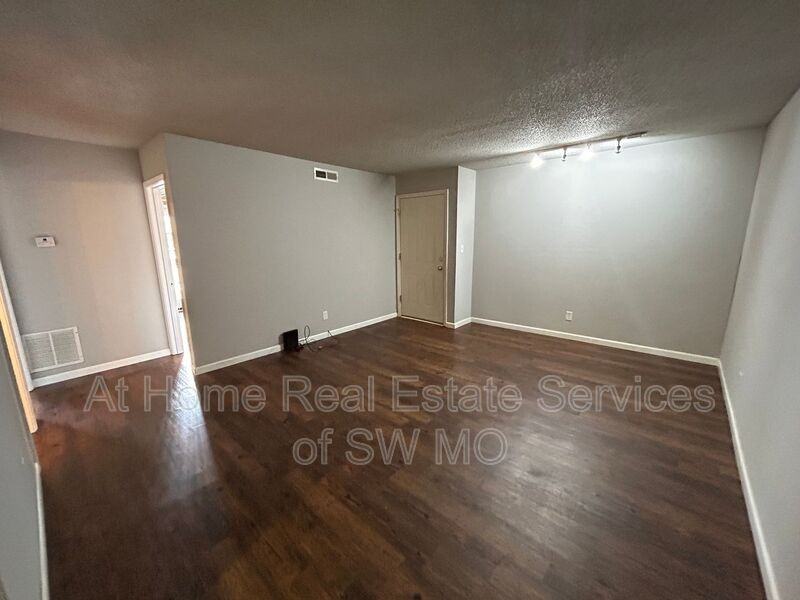 712 E Sunshine St #D20 - Photo 3 of 7