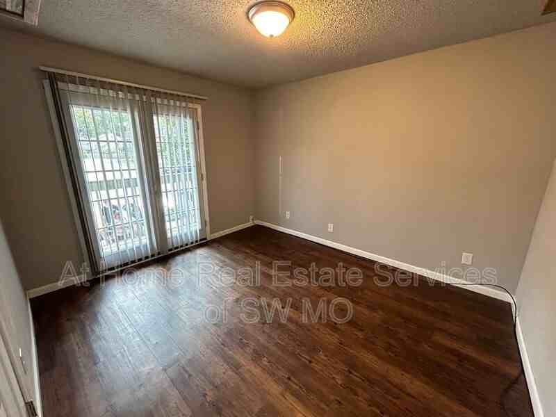 712 E Sunshine St #D20 - Photo 4 of 7