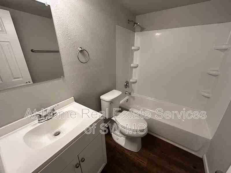 712 E Sunshine St #D20 - Photo 5 of 7