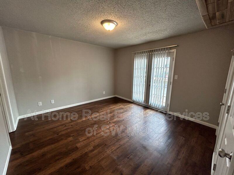 712 E Sunshine St #D20 - Photo 6 of 7
