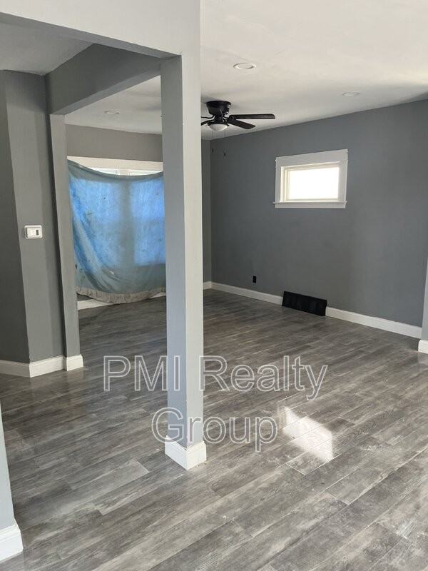 12203 Castlewood Ave - Photo 3 of 38