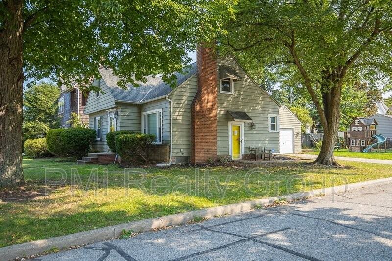 1547 Sherbrook Rd - Photo 4 of 36