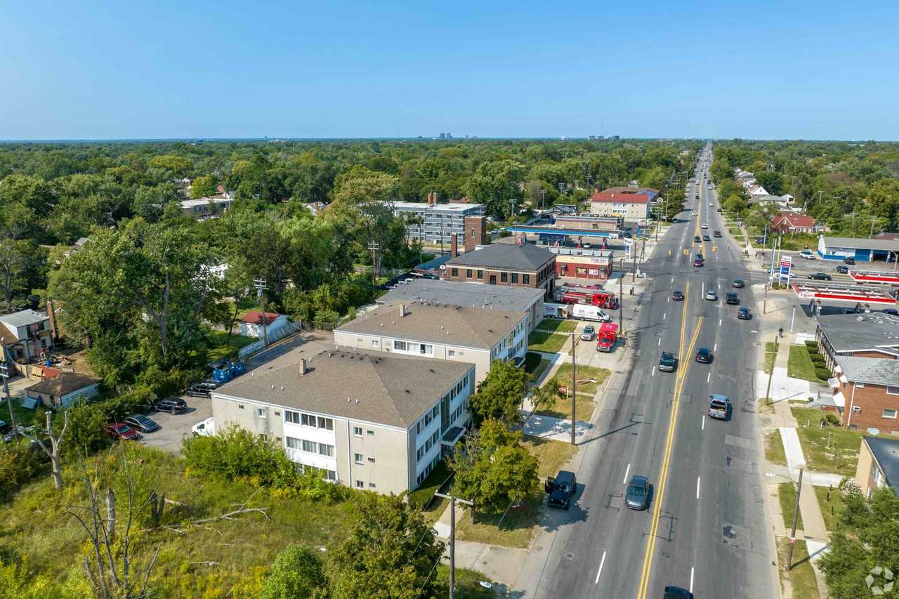 15097 Greenfield Rd - Photo 2 of 12