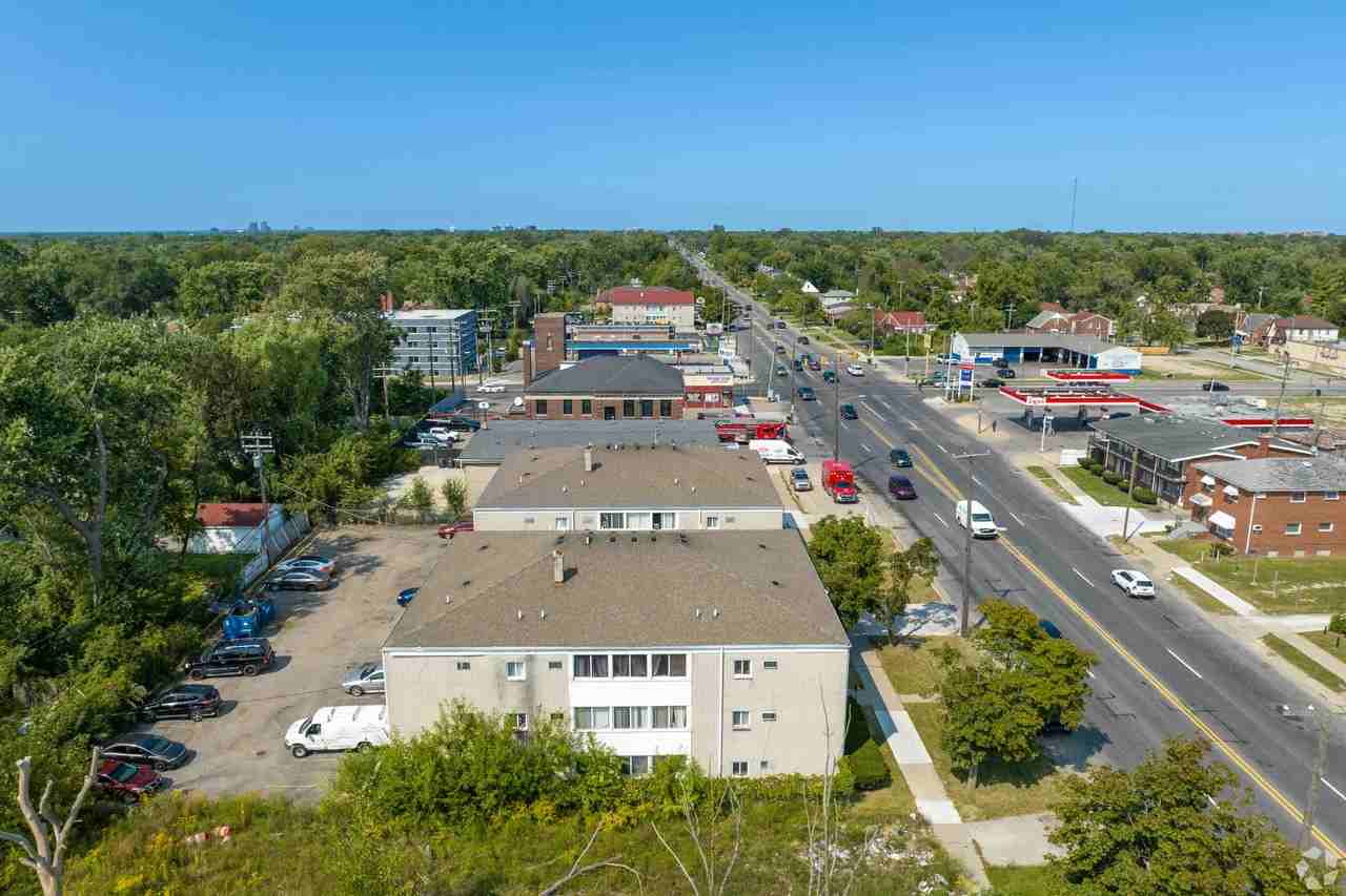 15097 Greenfield Rd - Photo 3 of 12