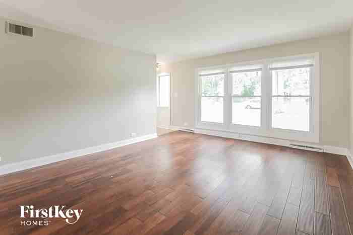 13819 Elm St - Photo 3 of 15