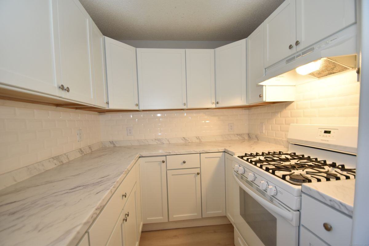 51 Mountain St - Photo 3 of 17