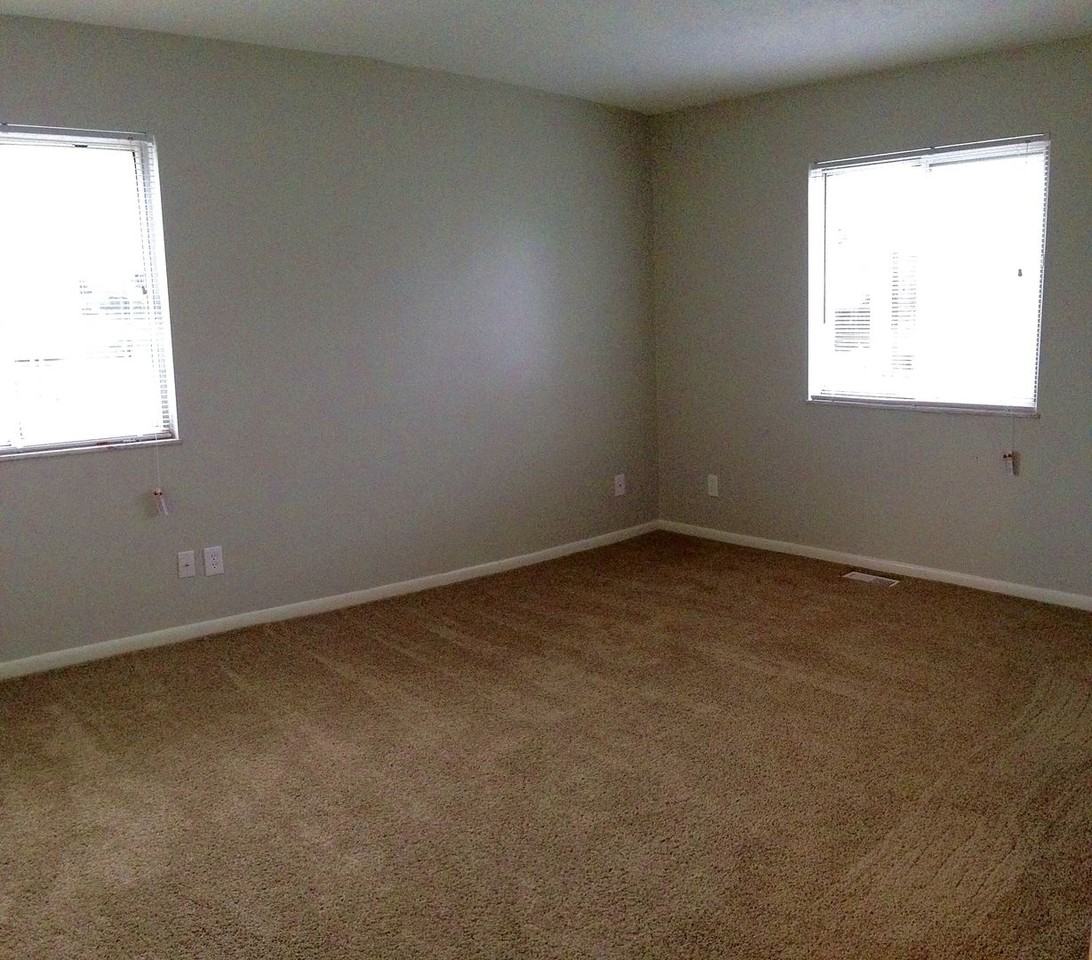 1090 Parkridge Ct - Photo 6 of 10