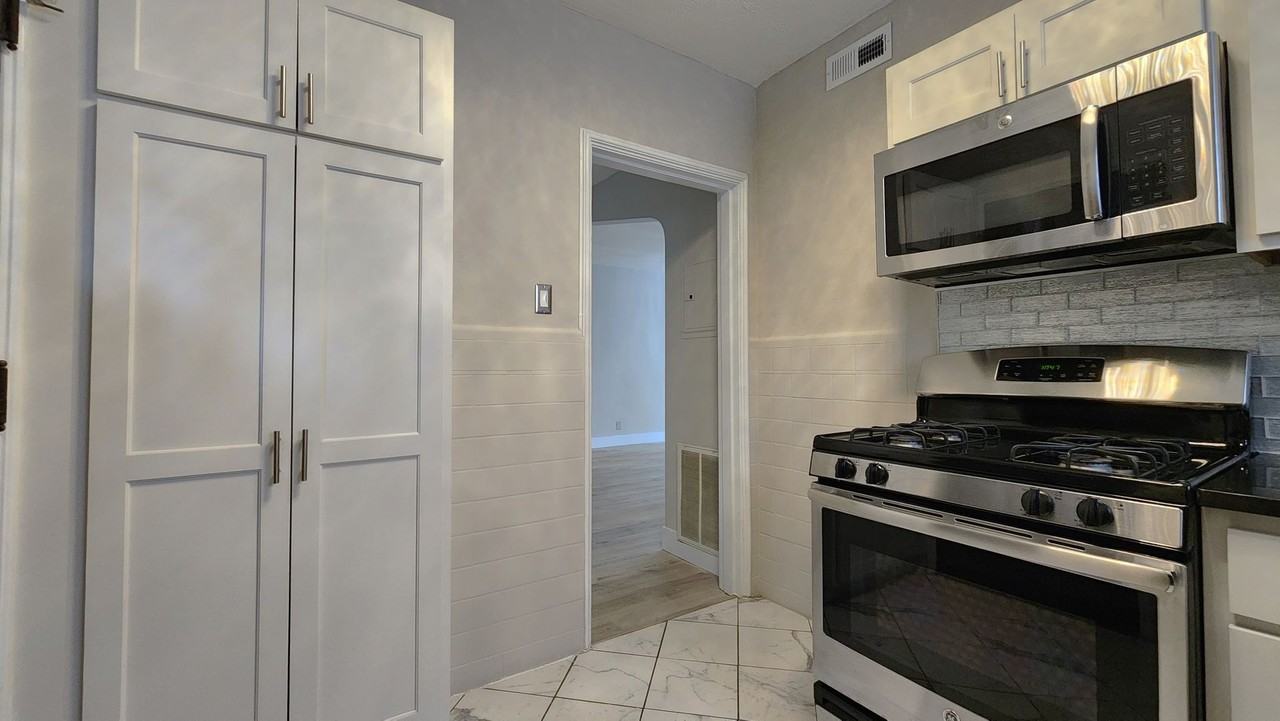 7512 Cromwell - Photo 2 of 14