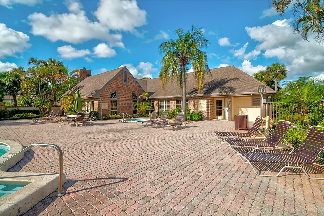 Crystal Pointe I - Photo 7 of 49