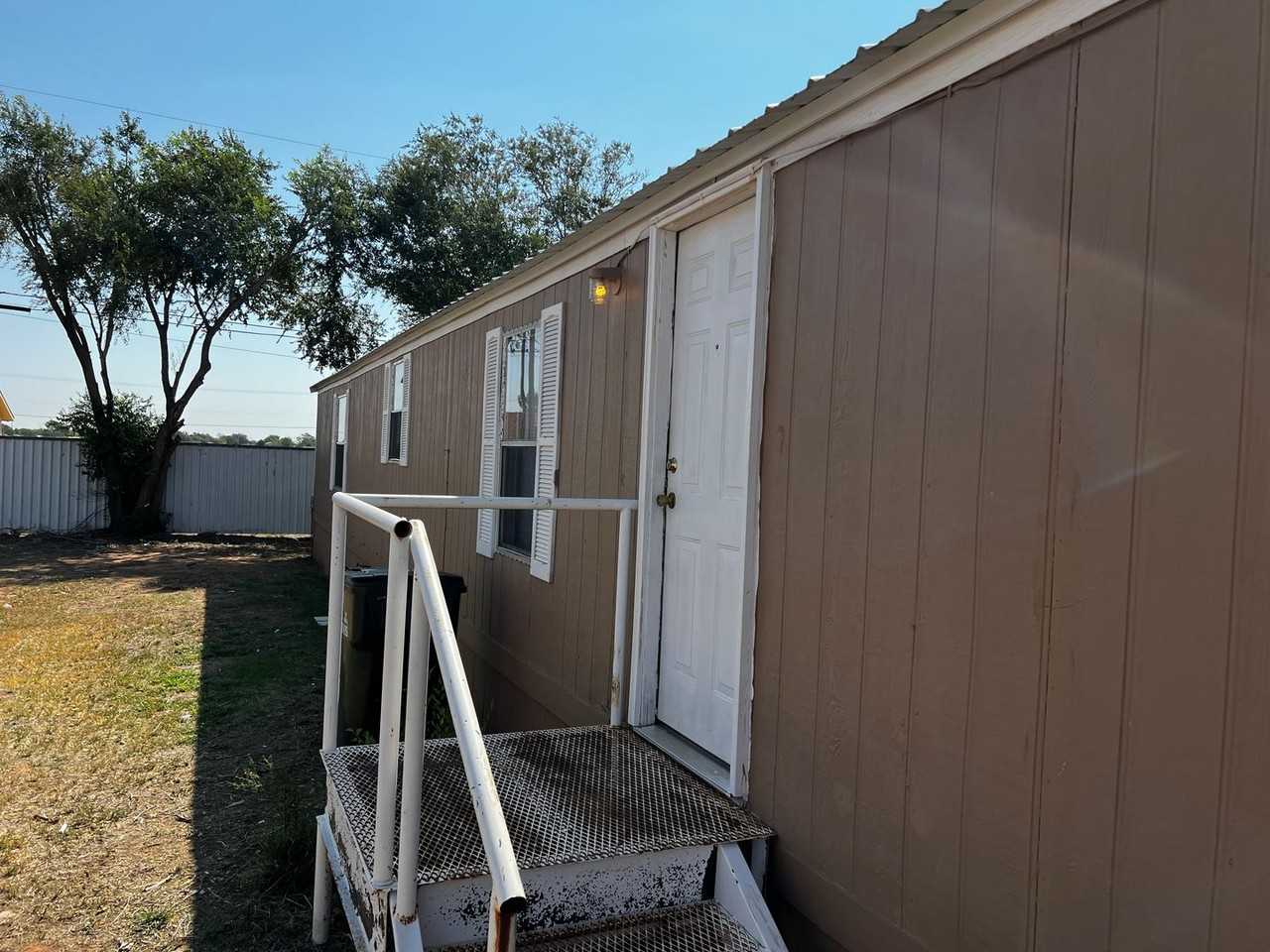 3513 Cesar Chavez Dr - Photo 4 of 34