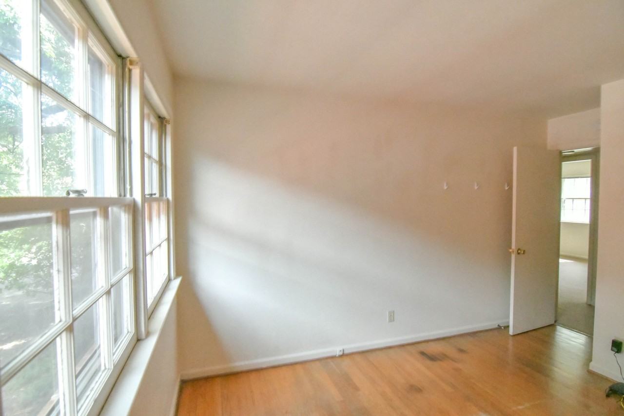 109 Kent Terr - Photo 2 of 13