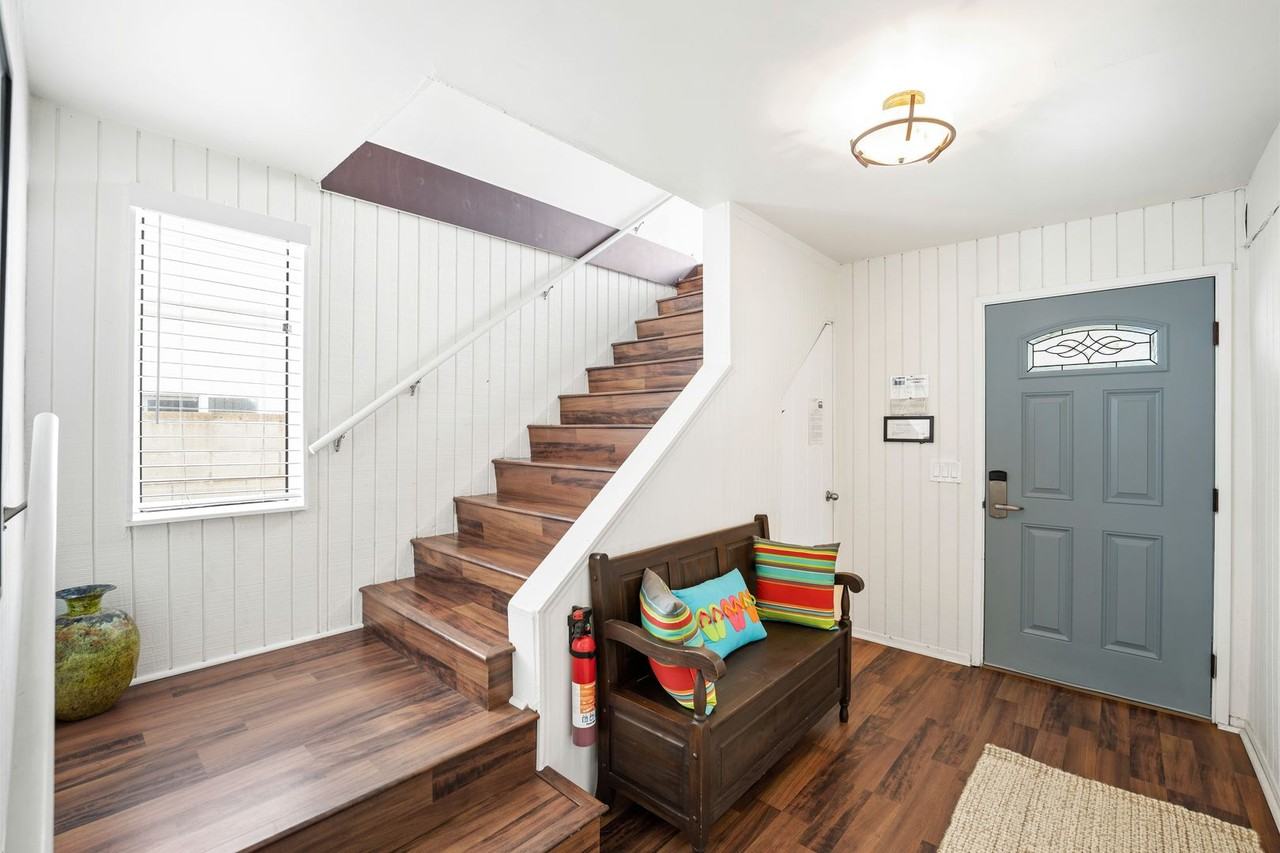 1072 Belfast Ln - Photo 4 of 33
