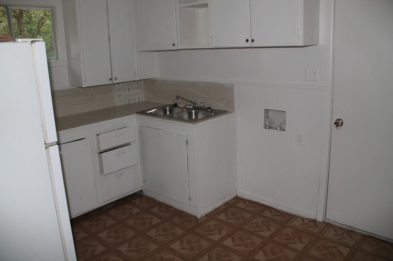 414 Ruth St - Photo 6 of 10