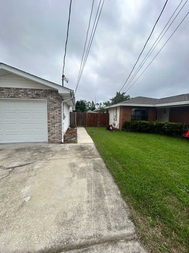 1605 Alabama Ave - Photo 2 of 47