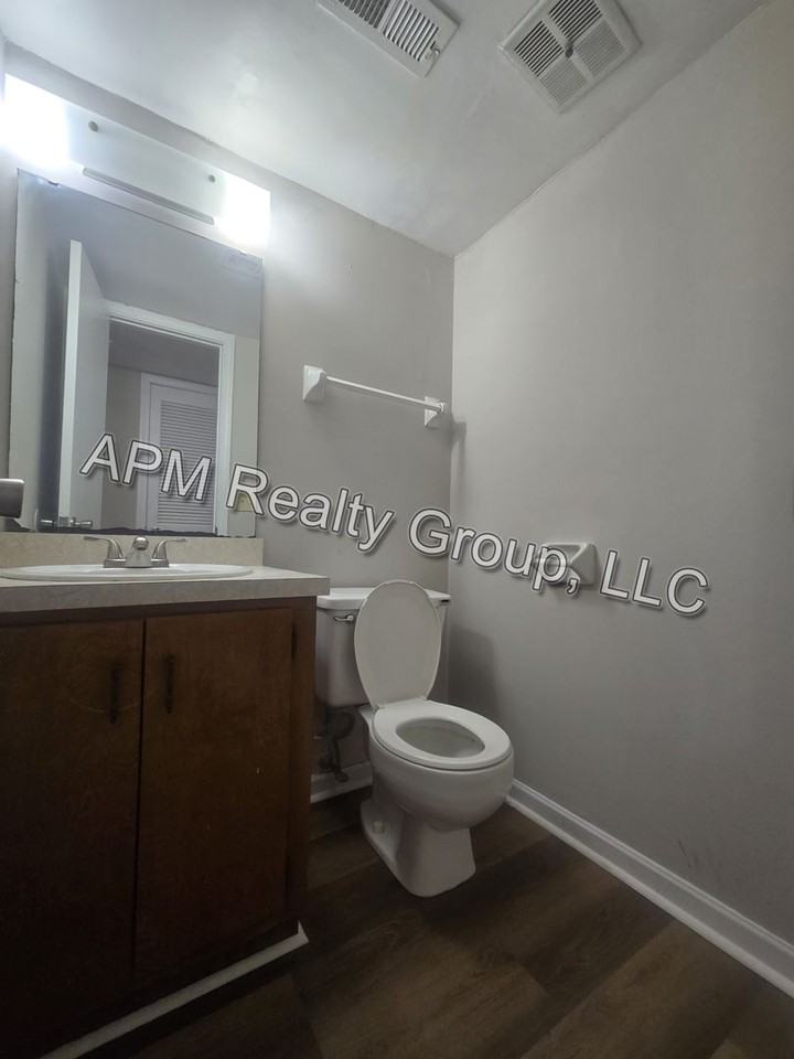 105 Manorwood Ct Apt C - Photo 2 of 15