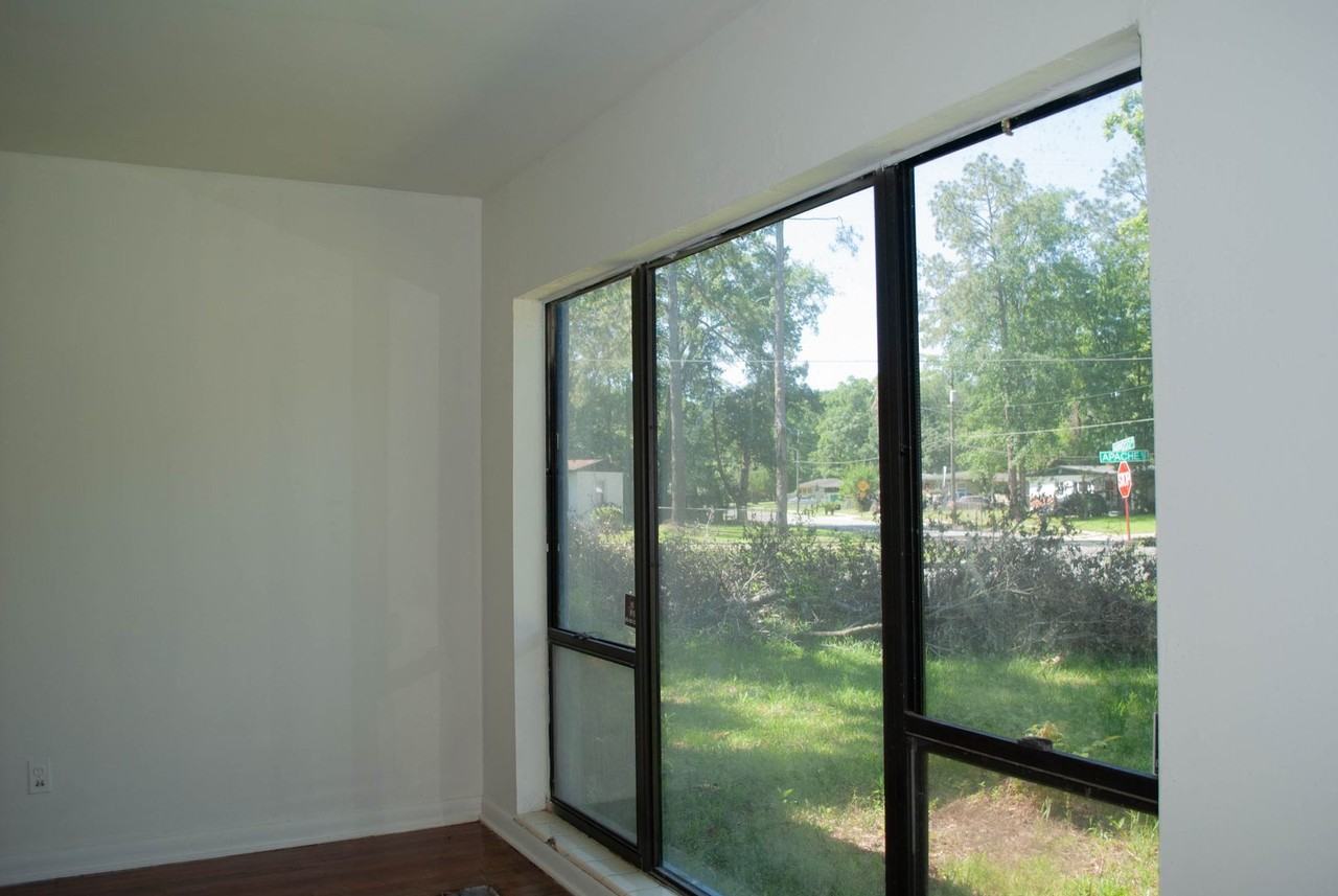 700 Apache St - Photo 2 of 8