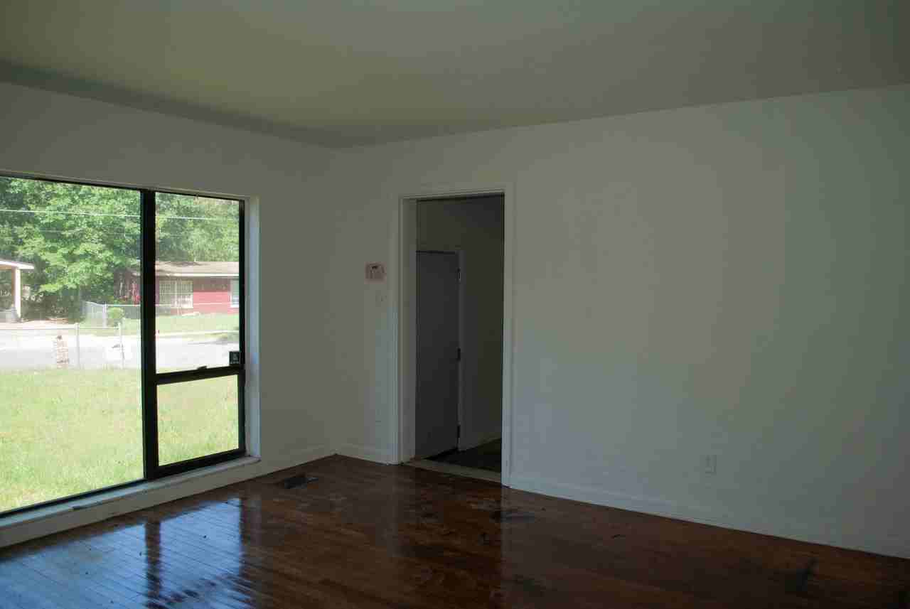 700 Apache St - Photo 4 of 8