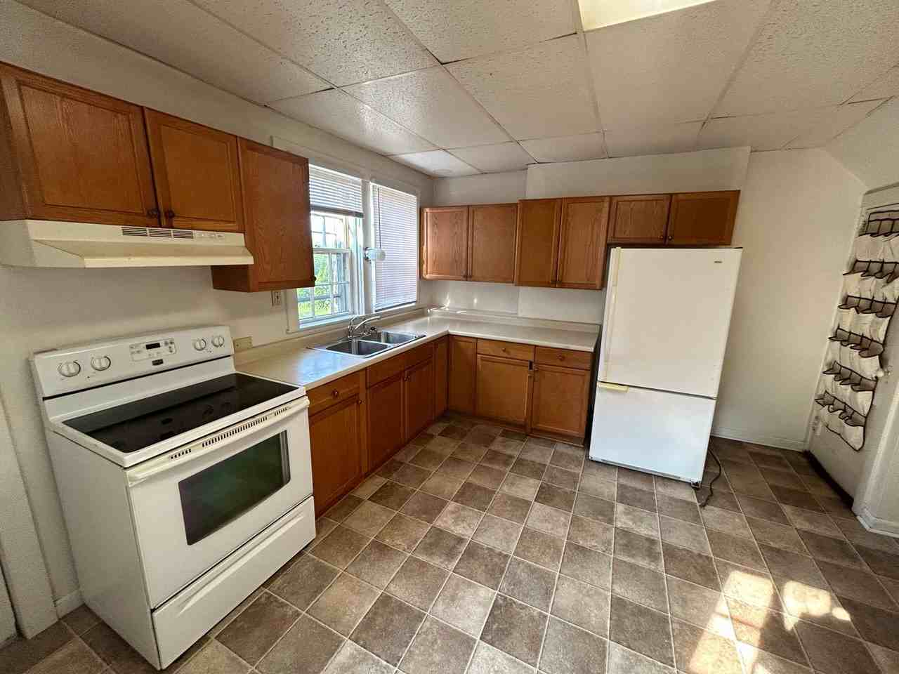 1682 W 14th St - Photo 2 of 11
