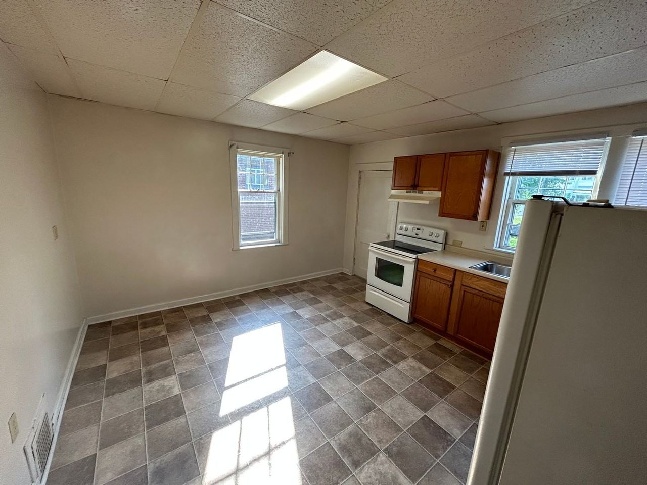 1682 W 14th St - Photo 3 of 11