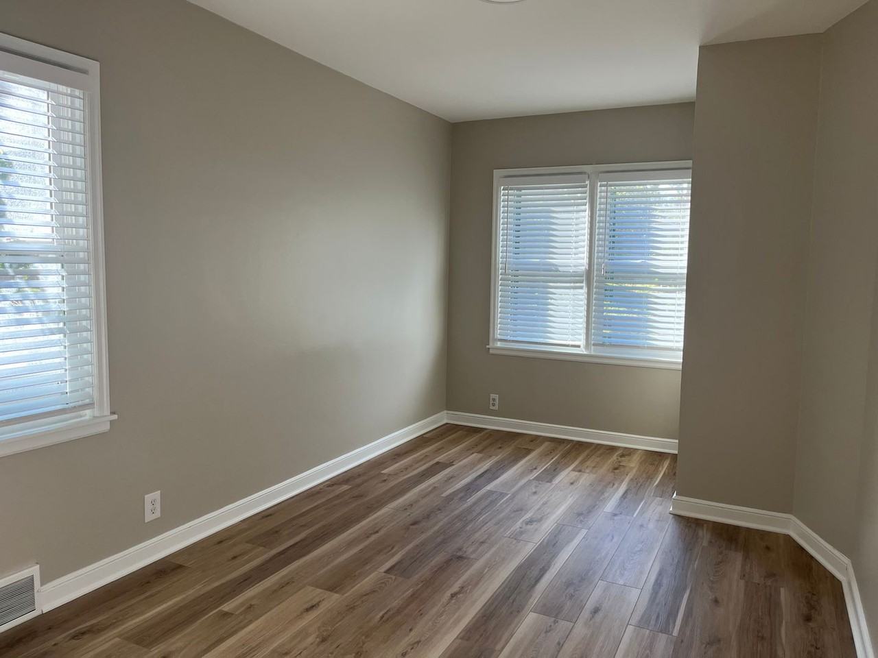 1519 Hague Ave - Photo 4 of 20