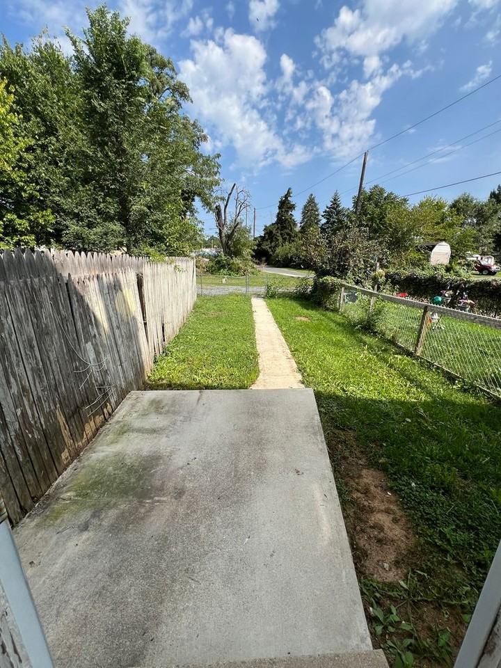 503 N Pitt St - Photo 6 of 12