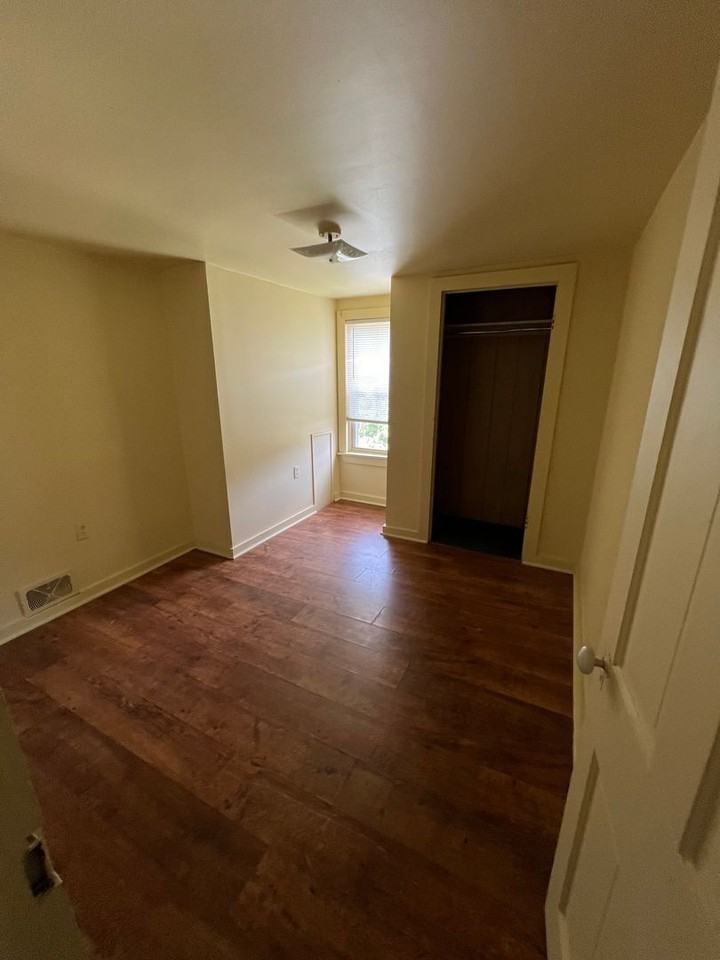 503 N Pitt St - Photo 7 of 12