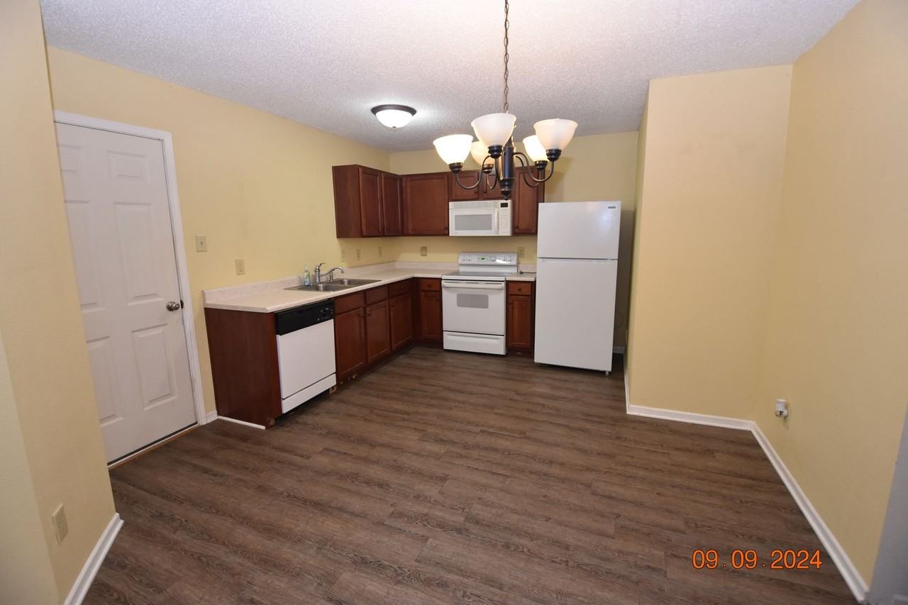 658 Florence Dr - Photo 6 of 17