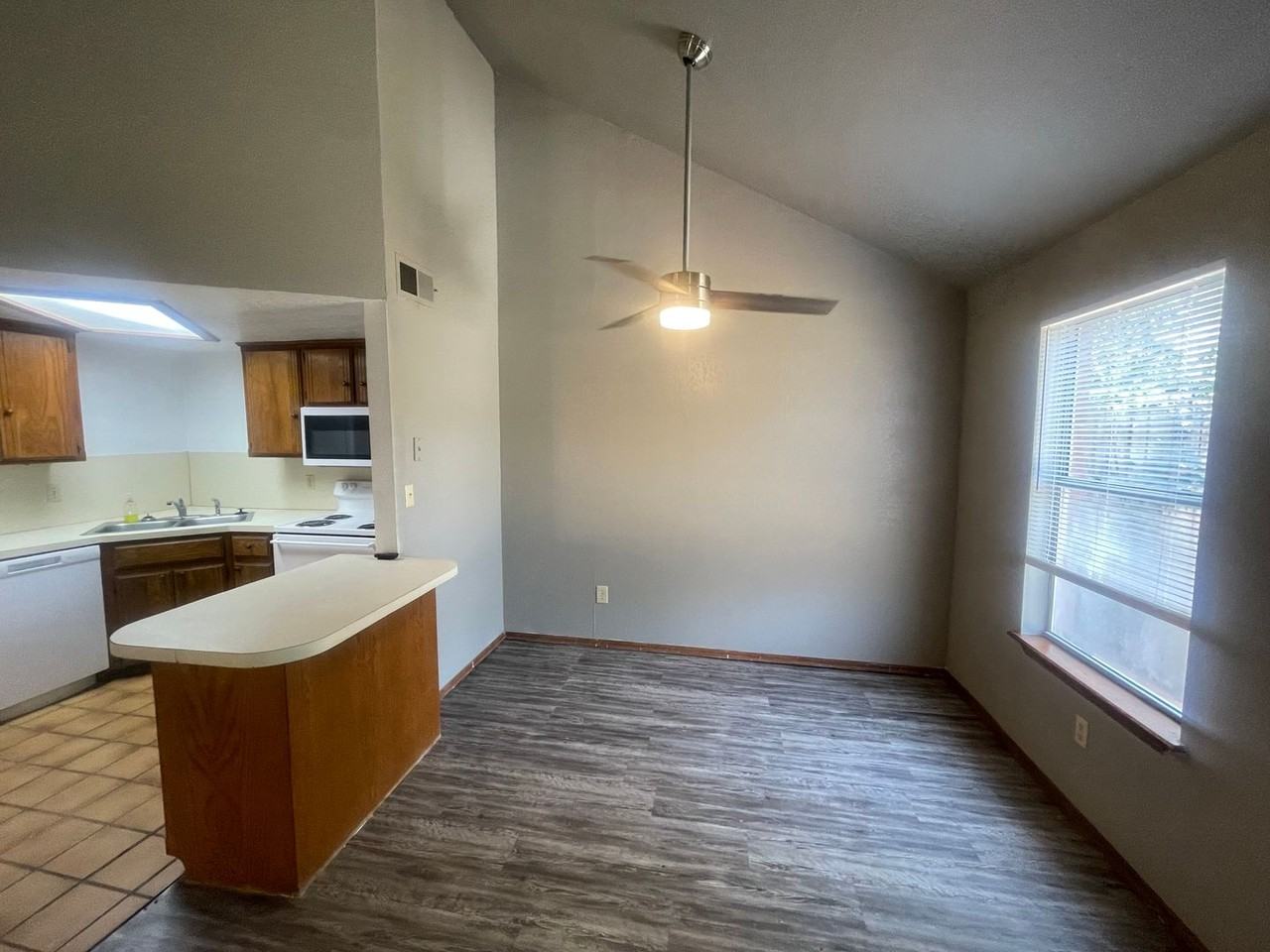 112 W Mosier St - Photo 3 of 19