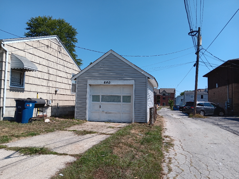 640 N Summit St - Photo 2 of 23