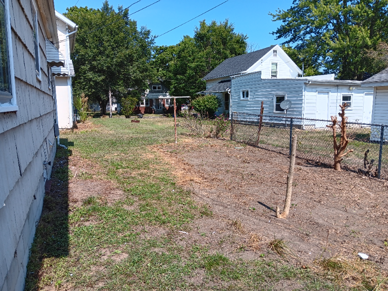 640 N Summit St - Photo 3 of 23