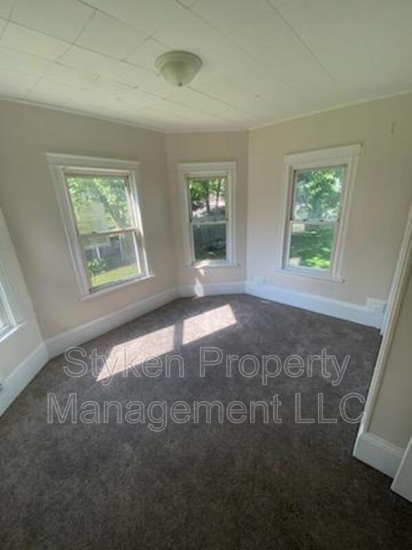 259 N Evergreen Ave - Photo 2 of 9