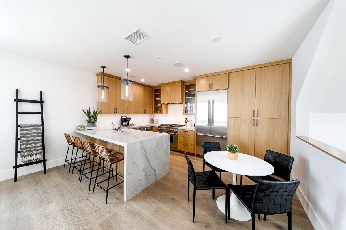 715 Narcissus Ave ##2 - Photo 3 of 24