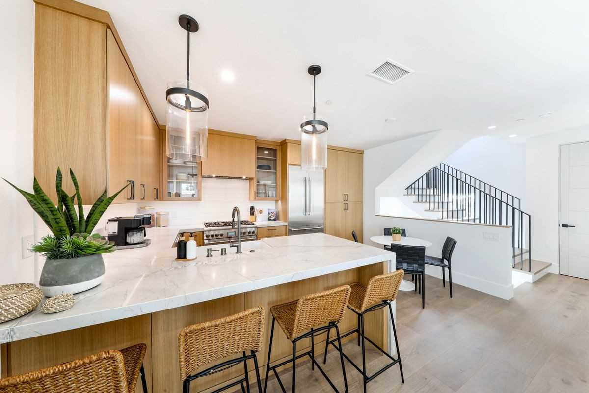 715 Narcissus Ave ##2 - Photo 4 of 24