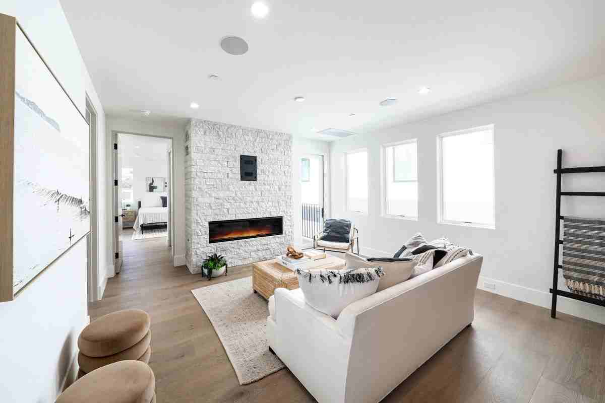 715 Narcissus Ave ##2 - Photo 7 of 24