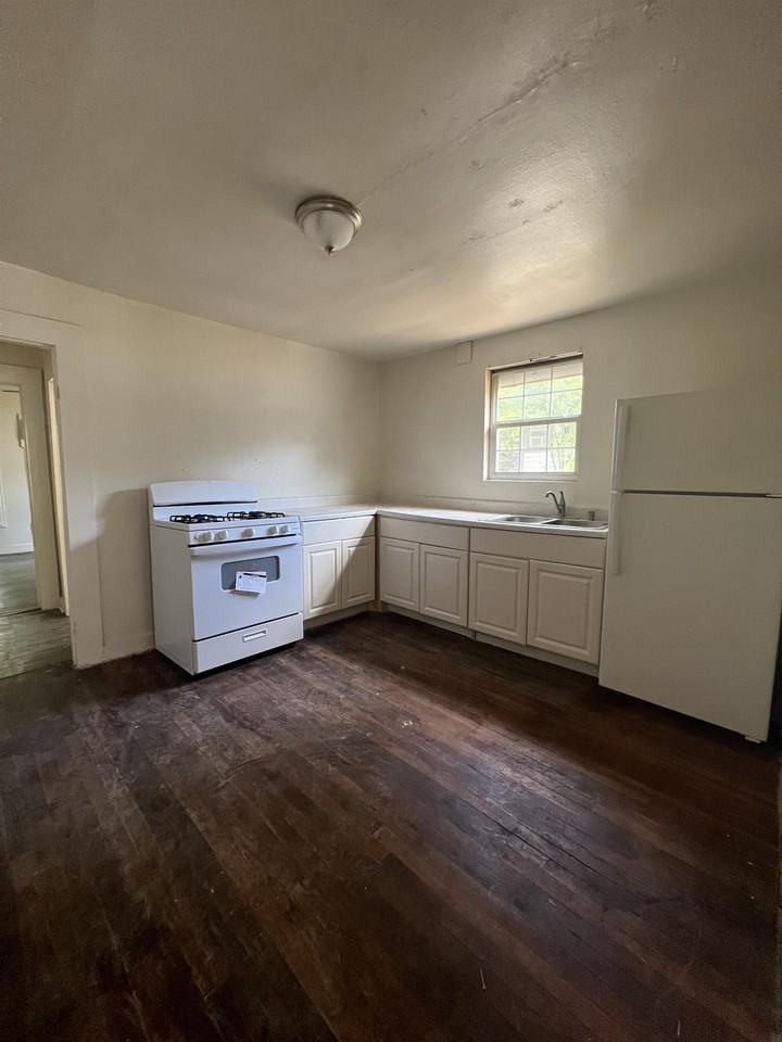208 N Ross Ave - Photo 2 of 4