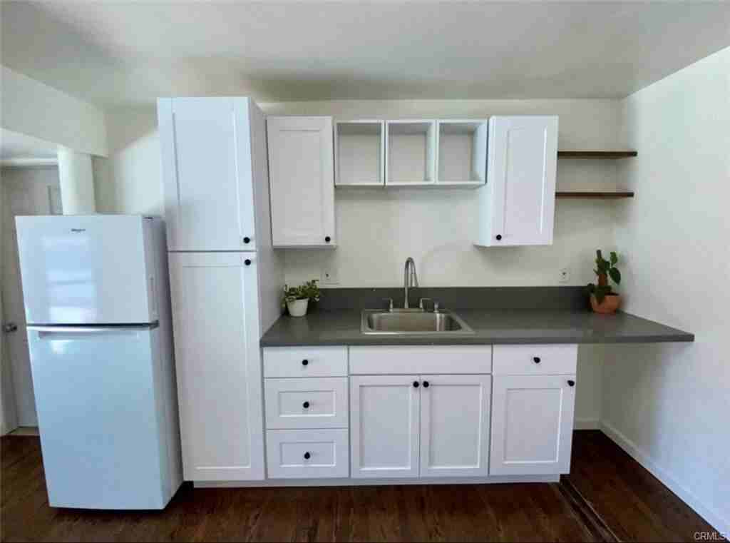 832 E 7th St #832 - Photo 2 of 6