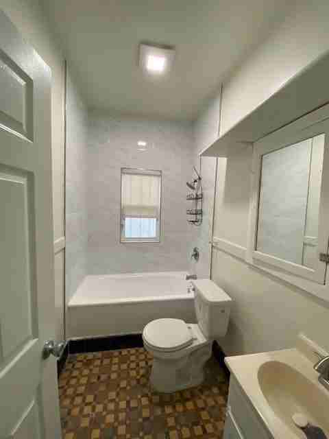 1006 W 42nd St #5 - Photo 4 of 15