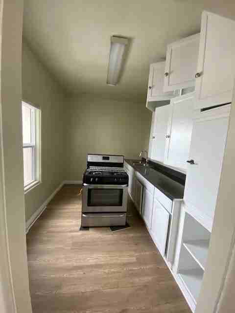 1006 W 42nd St #5 - Photo 6 of 15