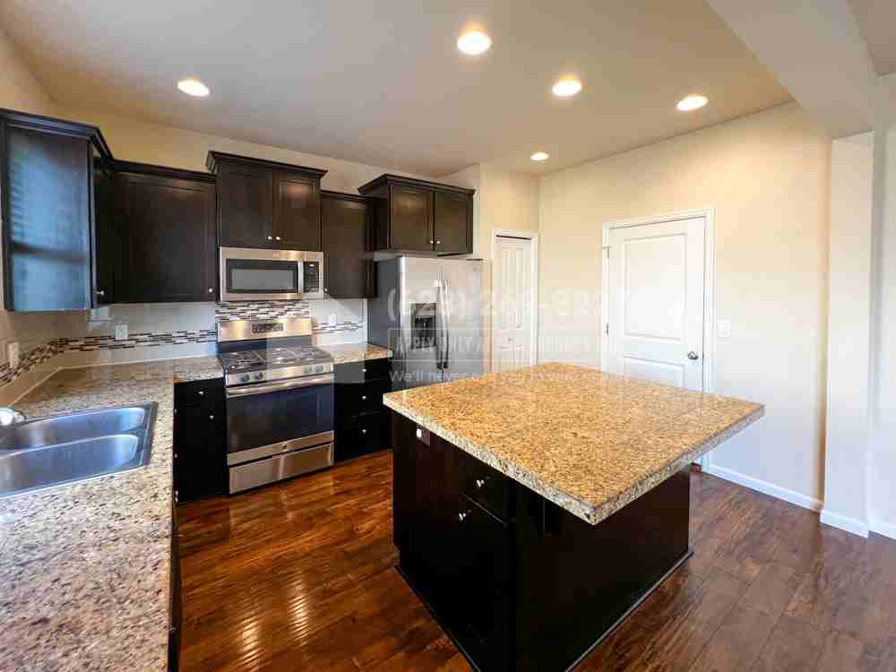 17403 Se Pinnacles St - Photo 3 of 36